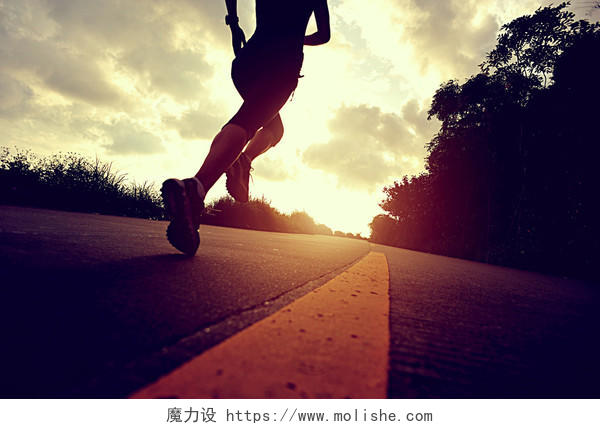 运行在海滨路的跑步运动员跑步 奔跑奋斗奔跑坚持克服困难运动健身户外跑步